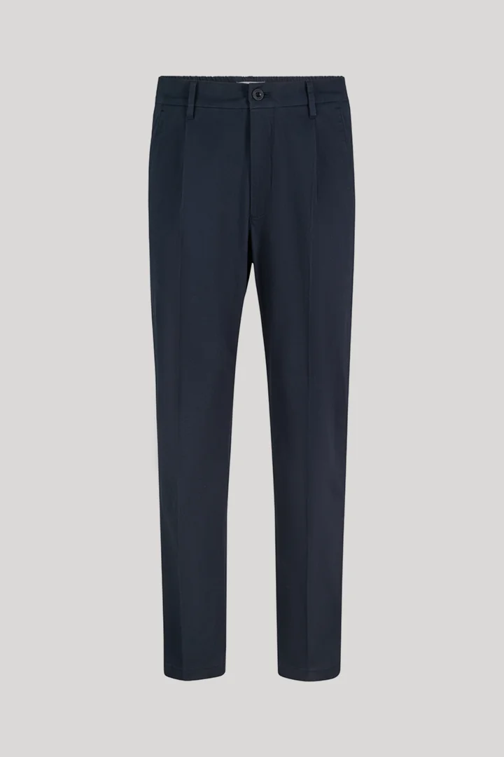 Leads to product detail page "Navy chinos"