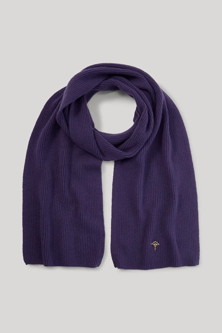 Leads to product detail page "Wool-blend set: hat and scarf in purple"