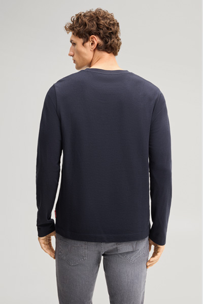 Leads to product detail page "Dark blue cotton longsleeve"