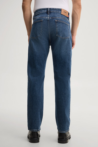 Leads to product detail page "Blue jeans"