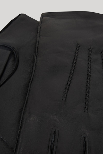 Leads to product detail page "Gloves in Black"