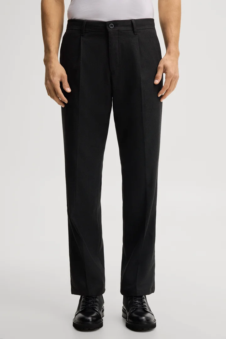 Leads to product detail page "Black pleated trousers"