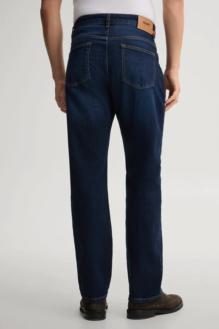 Leads to product detail page "Dark blue jeans"