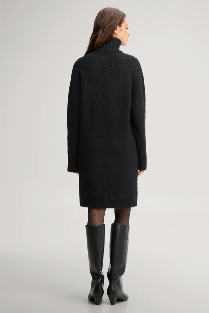 Führt zu Produktdetailseite „Strick-Kleid mit Rollkragen in Schwarz"