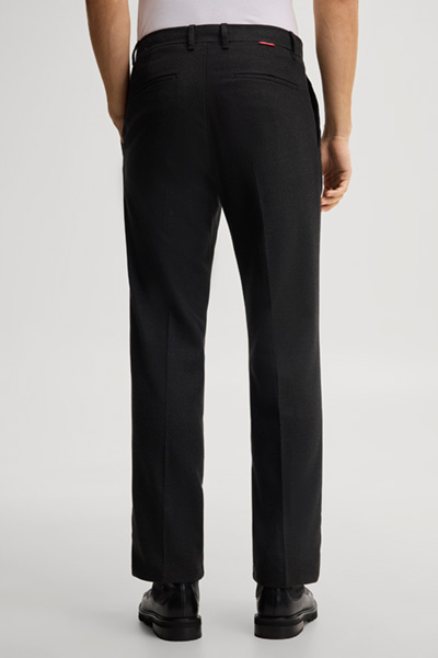 Leads to product detail page "Black pleated trousers"