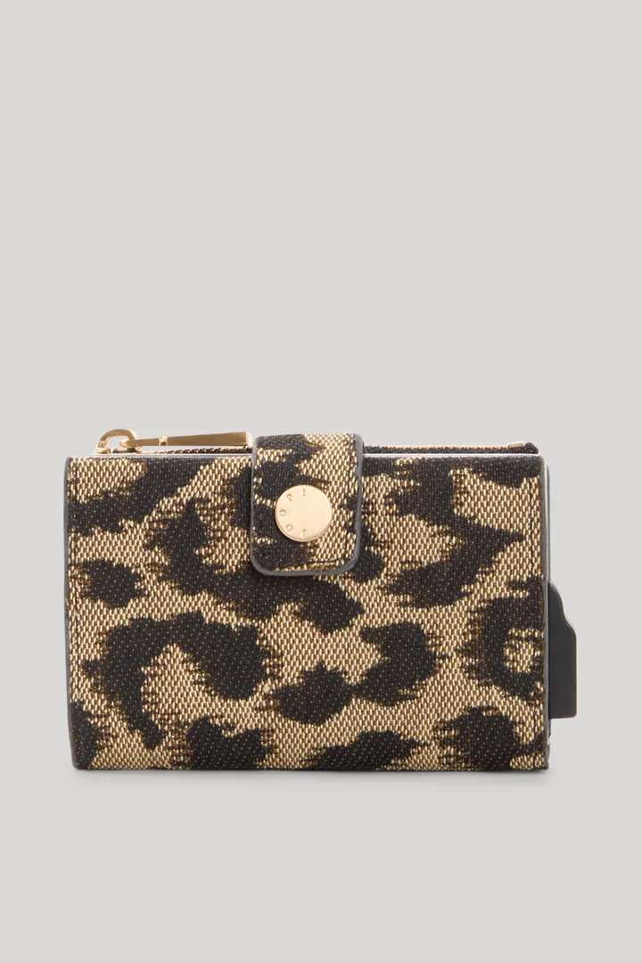 Leads to product detail page "Sicilia C-Four card case in dark brown"