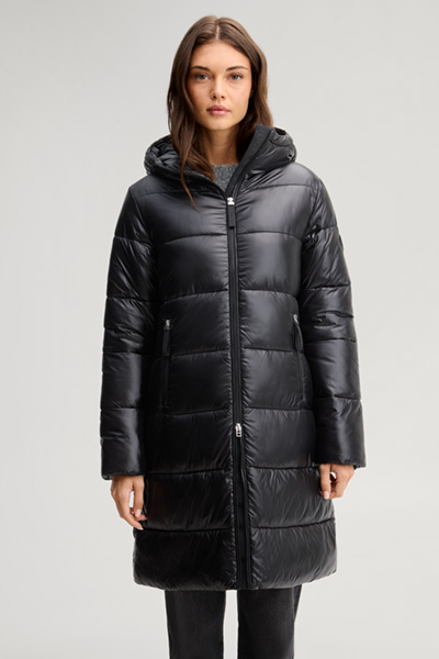 Führt zu Produktdetailseite „Black quilted coat with hood"