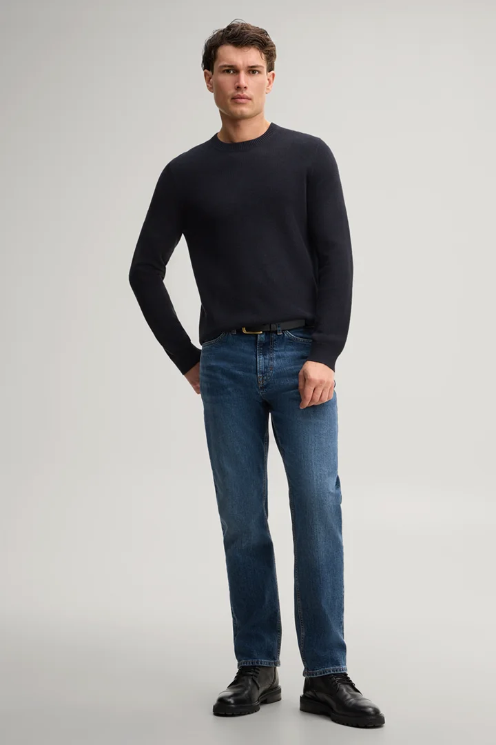 Leads to product detail page "Blue jeans"