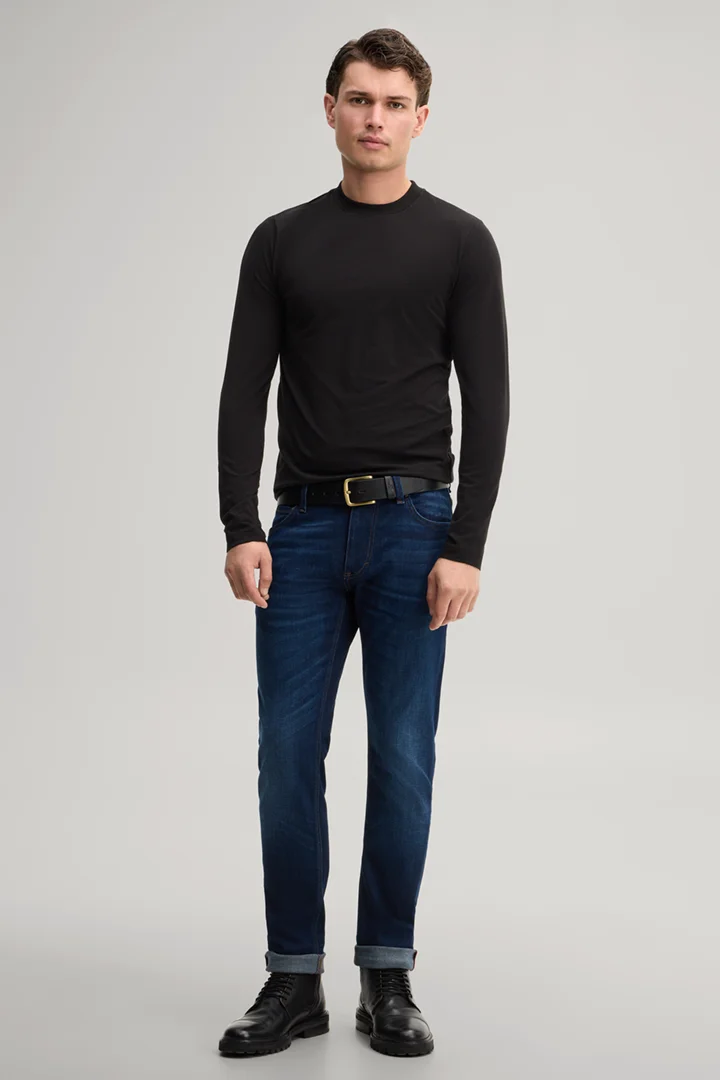 Leads to product detail page "Five-pocket stretch jeans in navy"