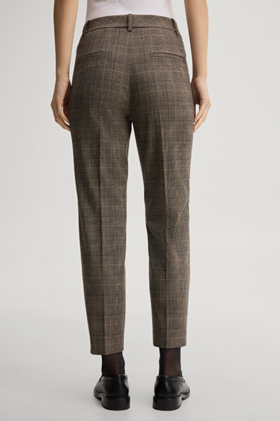Leads to product detail page "Cigarette trousers in beige and black checked pattern"