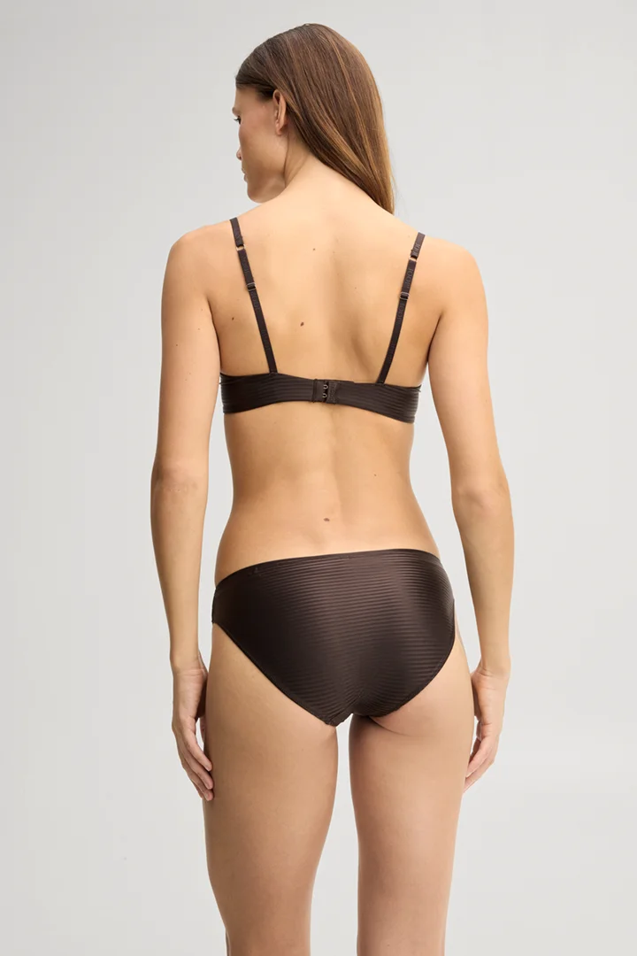Leads to product detail page "Dark brown t-shirt bra"