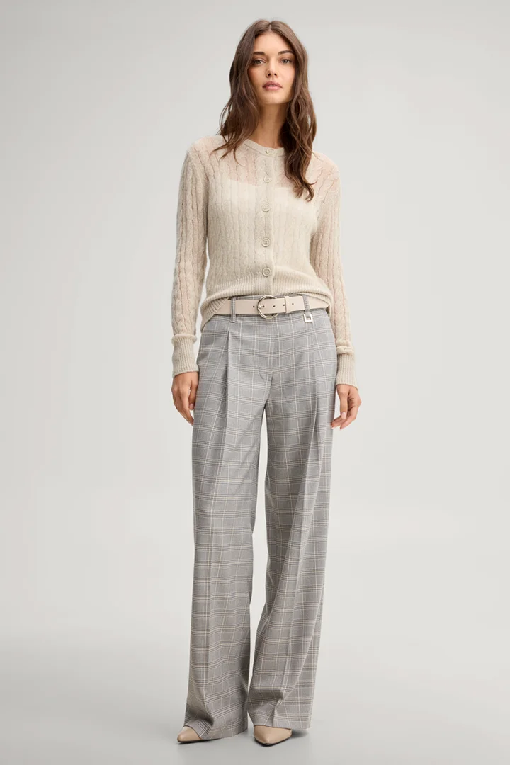 Führt zu Produktdetailseite „Alpaca-wool blend cardigan with a cable knit pattern in greige"