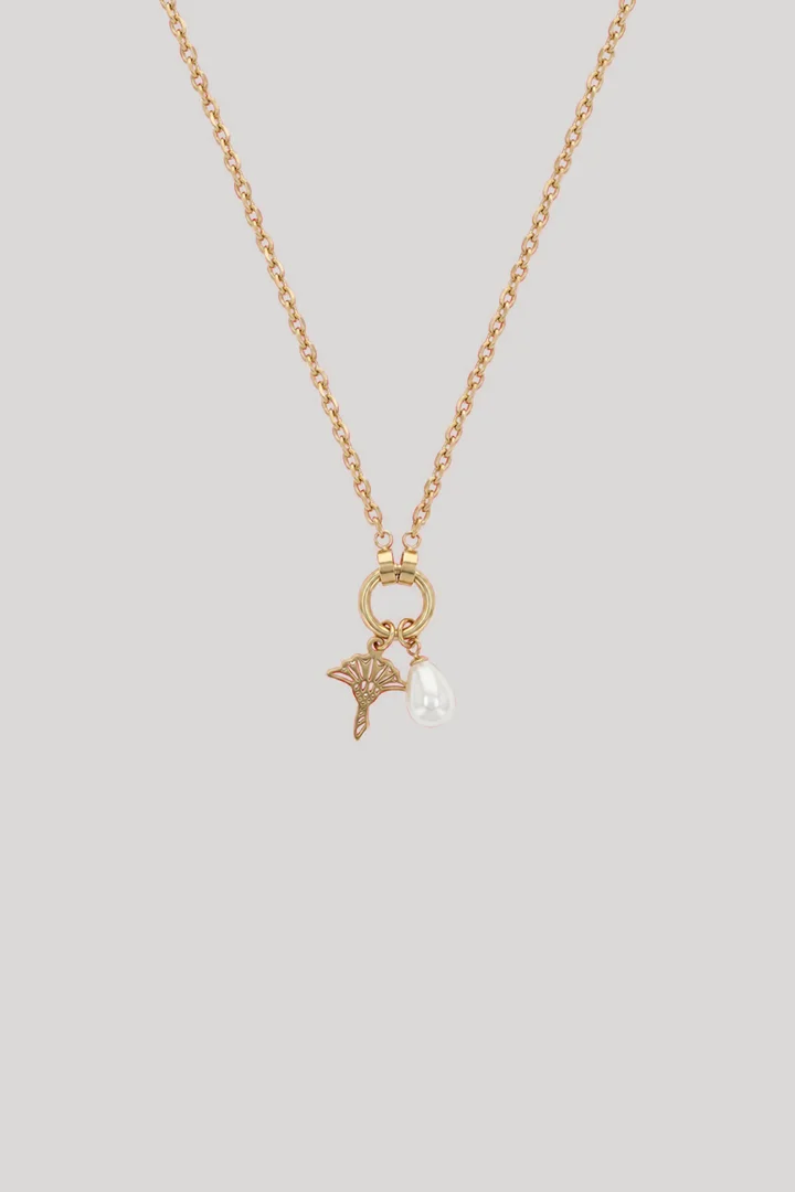 Leads to product detail page "Gold necklace with pendants"