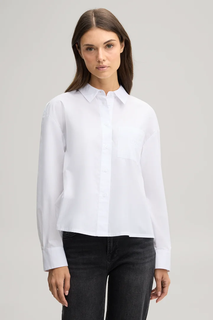 Leads to product detail page "White cotton shirt"