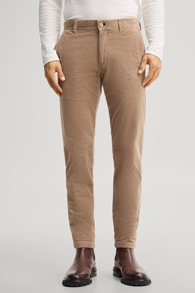 Leads to product detail page "Beige chinos"