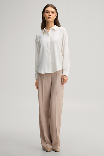 Leads to product detail page "Cornflower-coloured shirt in ecru"