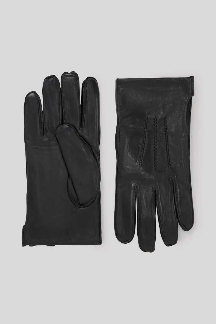 Leads to product detail page "Gloves in Black"