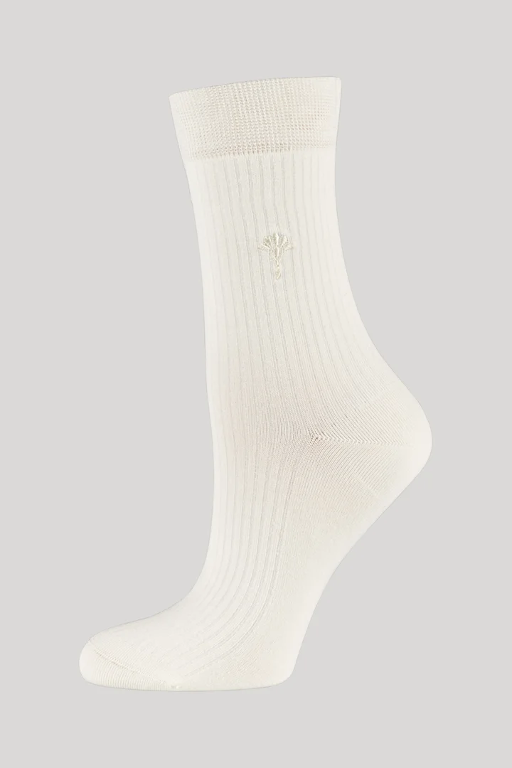 Leads to product detail page "‘For your daily glam’ socks in offwhite"