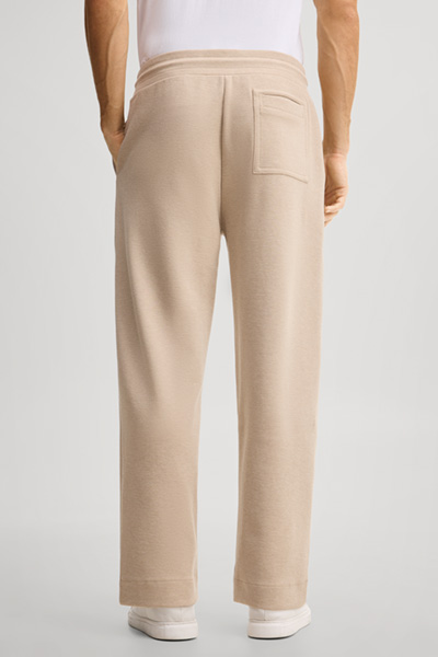 Leads to product detail page "Beige sweatpants"