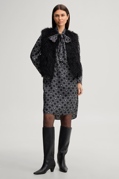 Leads to product detail page "Cornflower-patterned shirt dress in black and ecru"