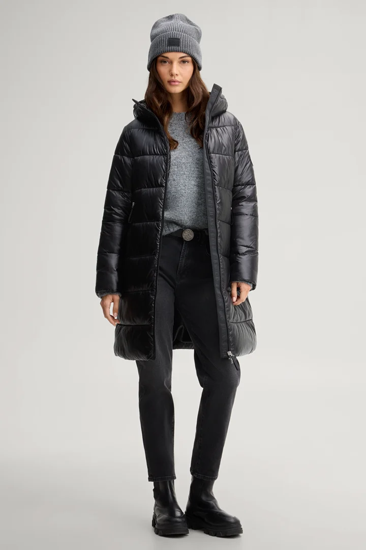 Führt zu Produktdetailseite „Black quilted coat with hood"
