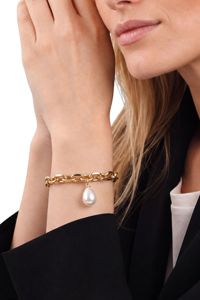 Leads to product detail page "Gold bracelet with pendants"