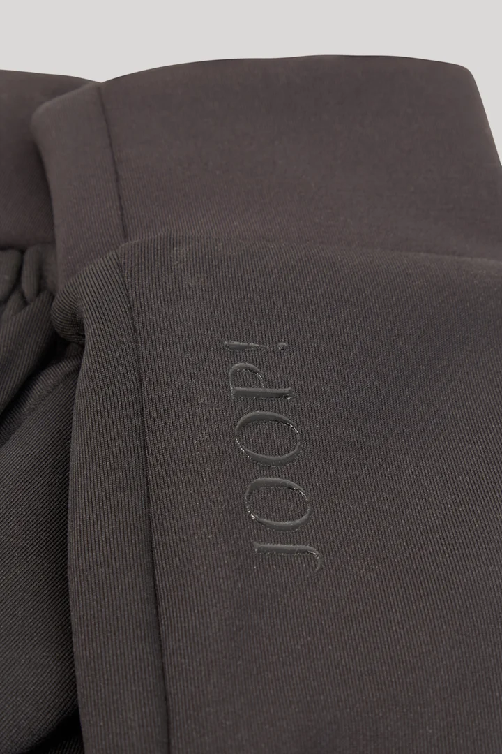Leads to product detail page "Touchscreen Gloves in Black"