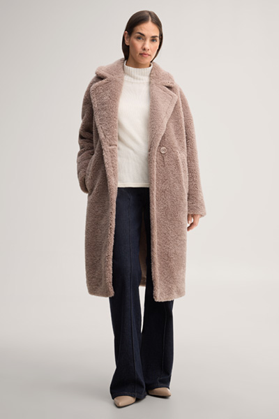 Leads to product detail page "Faux fur coat in beige"