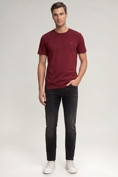Leads to product detail page "Cotton t-shirt in burgundy"