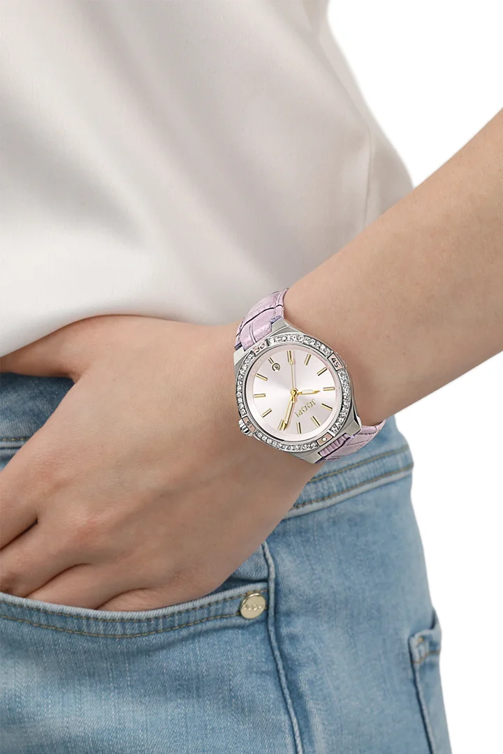 Leads to product detail page "Women’s wristwatch in pastel purple"