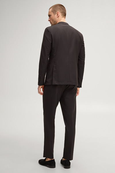 Leads to product detail page "Heazy-Rennet suit in dark brown"