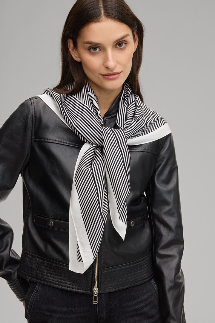 Führt zu Produktdetailseite „Tuch Aika in Creme/Schwarz gestreift"