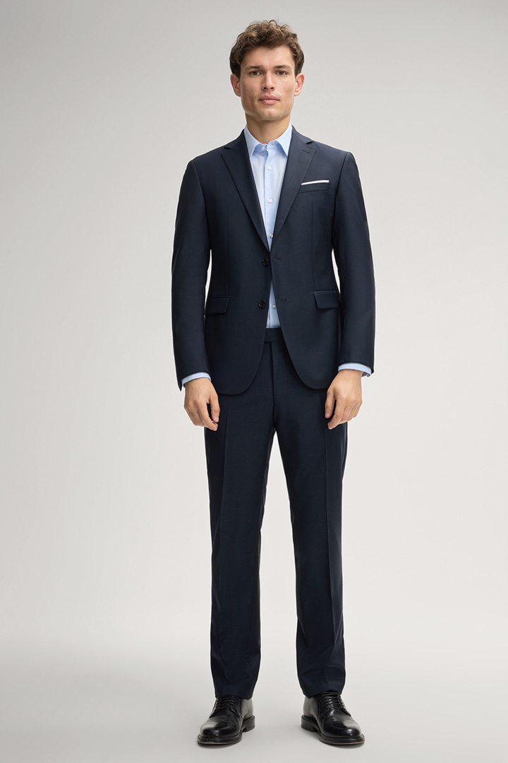 Leads to product detail page "Finch-Brad Suit in Navy"