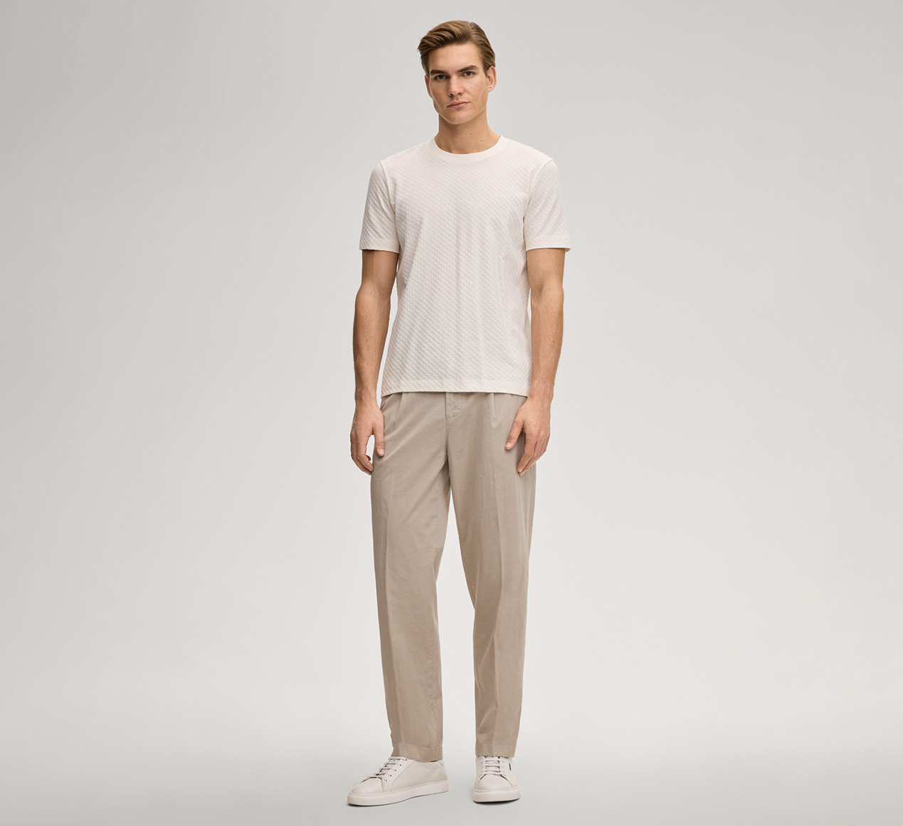 JOOP! präsentiert das Produkt T-Shirt Enrique in Offwhite strukturiert aus der Kategorie T-Shirts & Sweats