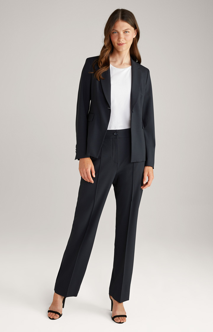 JOOP! präsentiert den Look mit den Produkten Blazer in Navy und Marlenehose in Dunkelblau