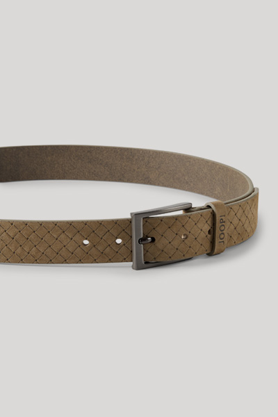 Leads to product detail page "Light brown leather belt"