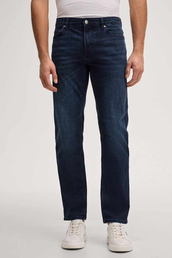 Leads to product detail page "Mitch jeans in dark blue"