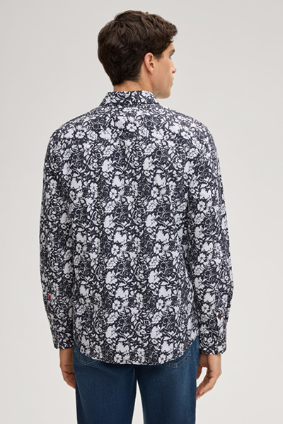Hansen Shirt in a Dark Blue Pattern