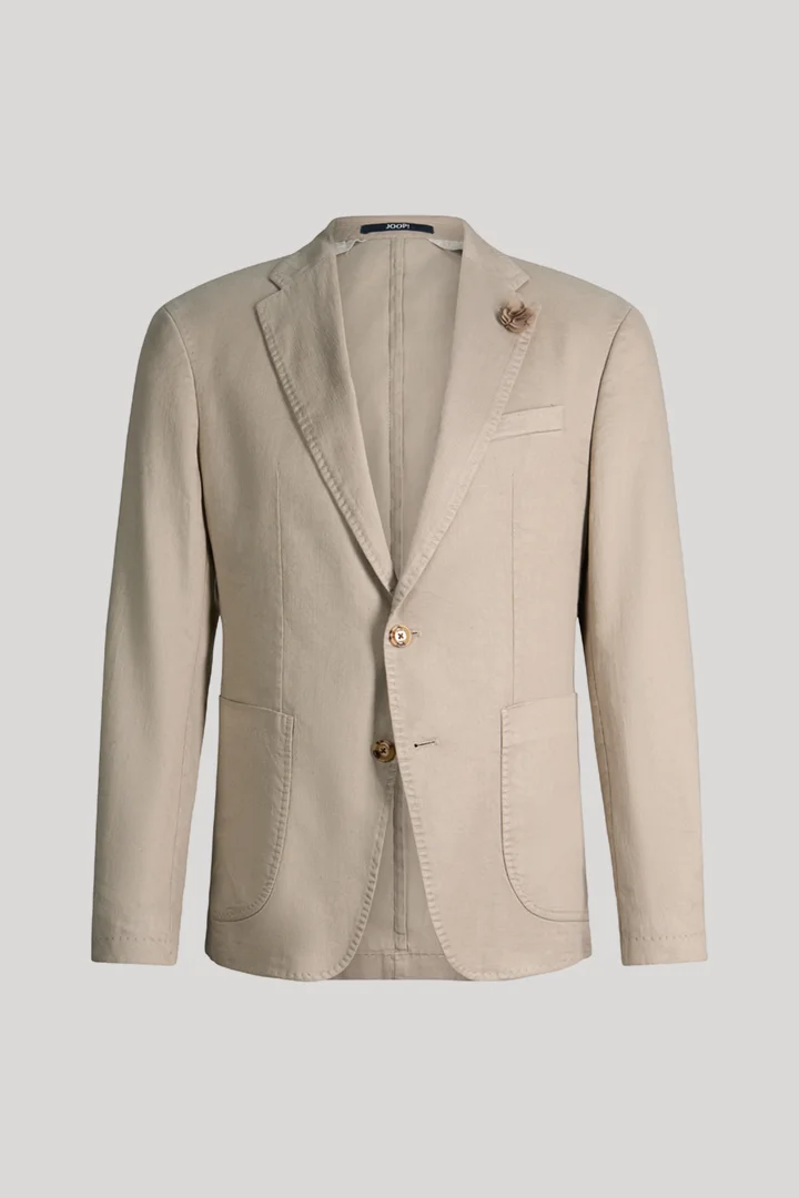 Leads to product detail page "Hoverest jacket in beige"