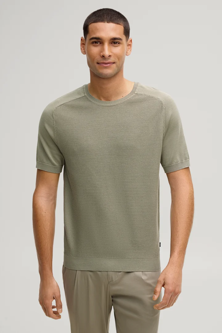 Leads to product detail page "Vitor knitted shirt in khaki"