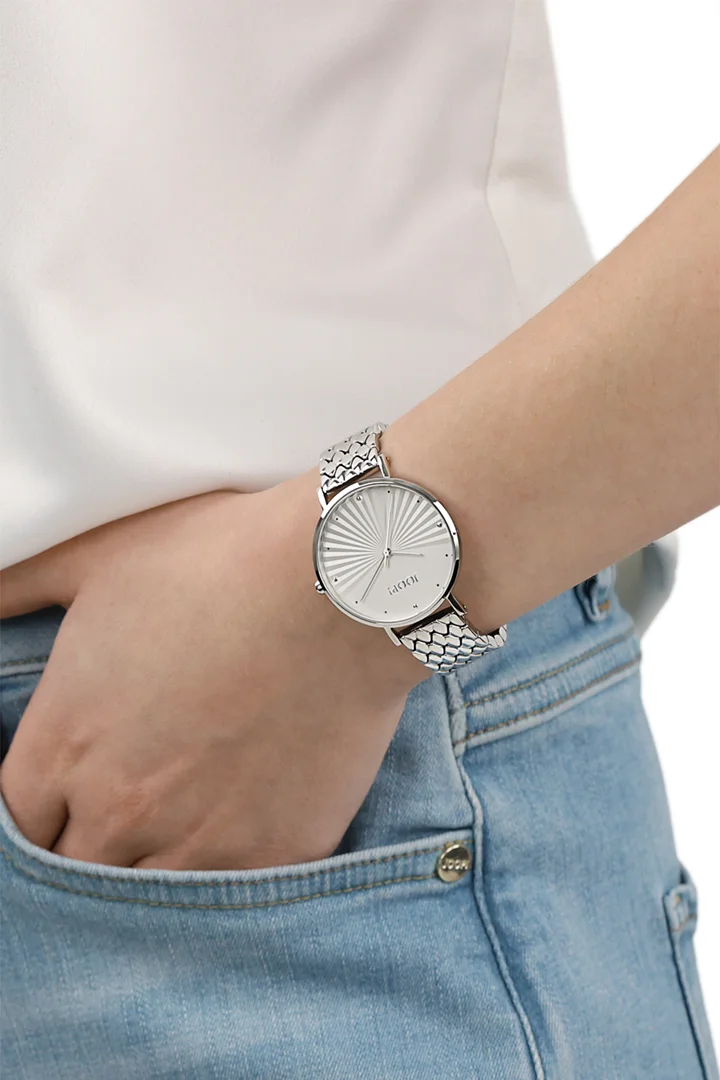 Leads to product detail page "Women's silver wristwatch"