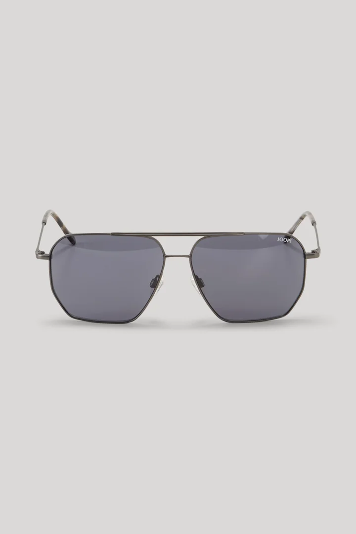 Leads to product detail page "Grey sunglasses"