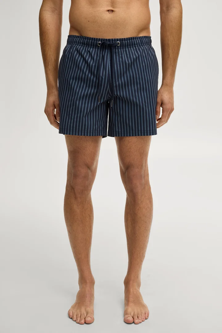 Führt zu Produktdetailseite „Badeshorts in Dunkelblau gestreift"