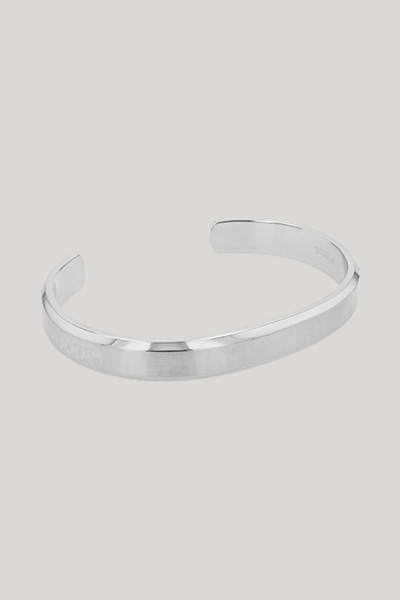 Leads to product detail page "Stainless steel bangle in silver"