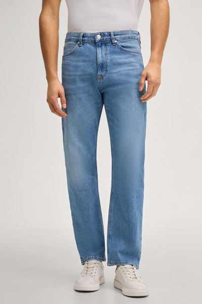 Leads to product detail page "Rae jeans in light blue"