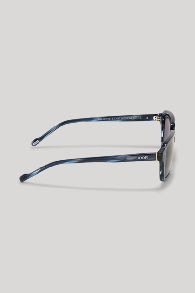 Leads to product detail page "Blue sunglasses"