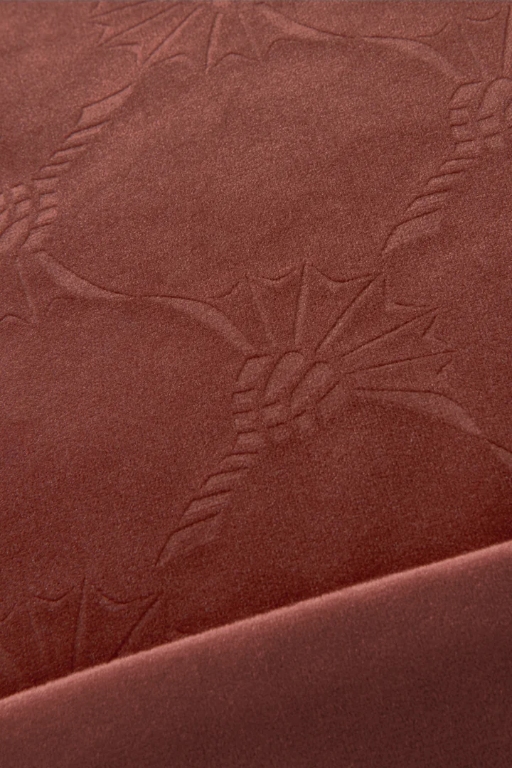Leads to product detail page "Decorative cushion"
