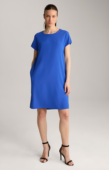 Sukienka krepowa w kolorze niebieskim