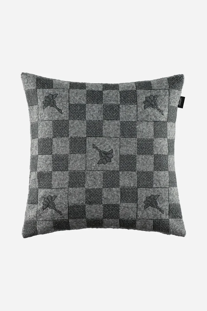 Leads to product detail page "Joop! fabrics studio cushion"