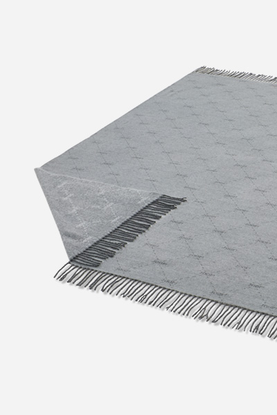 Führt zu Produktdetailseite „JOOP! FINE-DIAMOND Plaid 130x170 cm, silber"